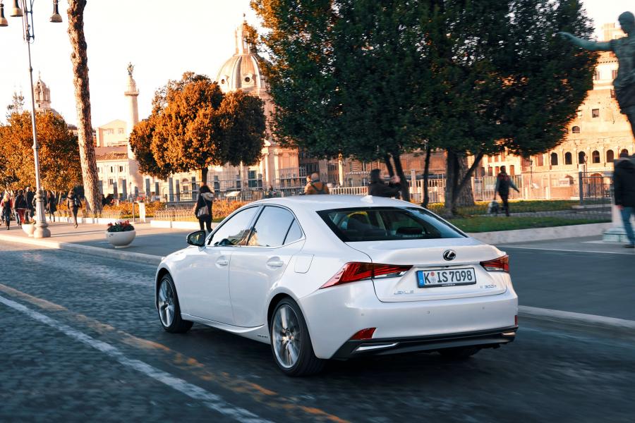  Lexus IS300h 2016 года  (WW) (фото 25 из 28)